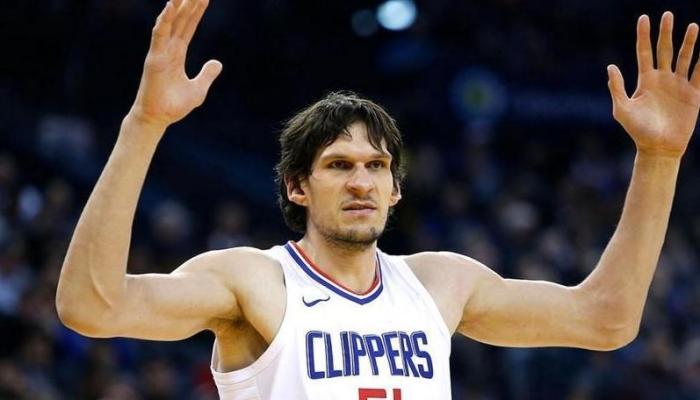 的身高2米21,尽管他并不是 nba中最高的,但他拥有一双 nba最大的手