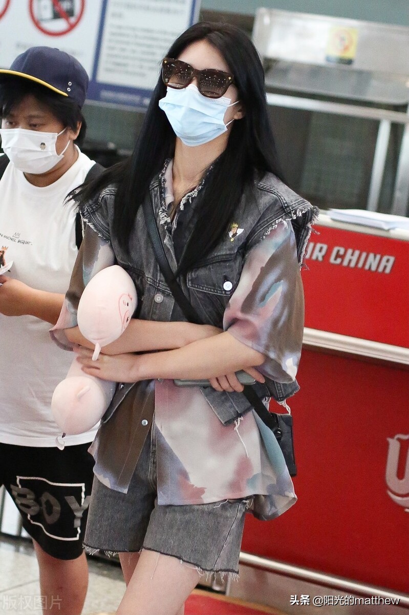 街拍：傅菁灰色牛仔马甲+渐变色衬衫+牛仔短裤+短靴清爽酷感