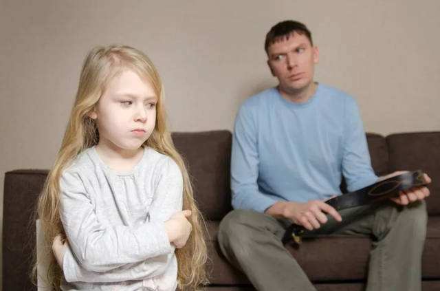 孩子不打不成材？日本立法禁止父母体罚孩子，家长这样教育才正确