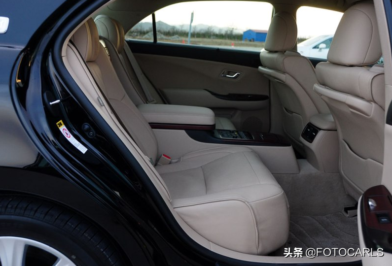 售价近90万！丰田皇冠4.3L V8沙龙VIP实拍，座椅上小喇叭相当气派