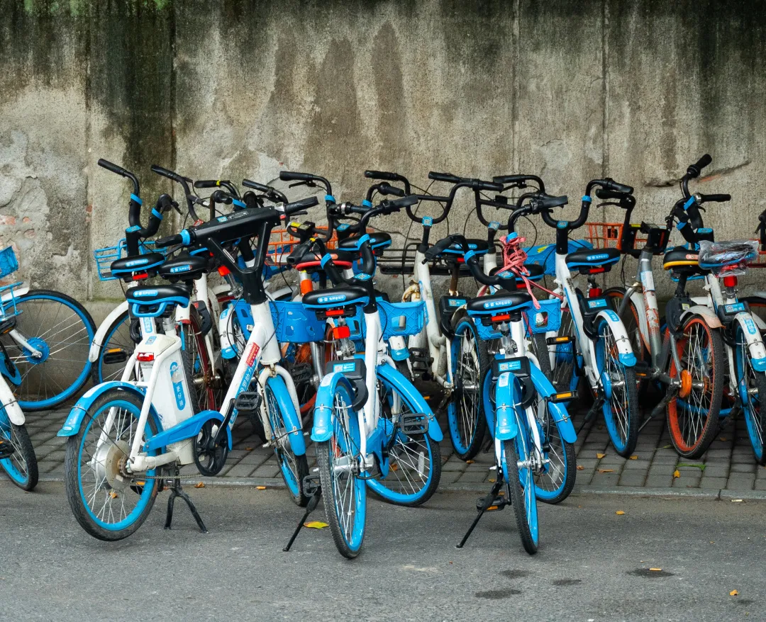 **Bicycle English Translation: How to Say Bicycle in English**

The word for 自行车 in English is simply bicycle or bike. This essential transportation term refers to a human-powered vehicle with two wheels, pedals, and a handlebar for steering control.