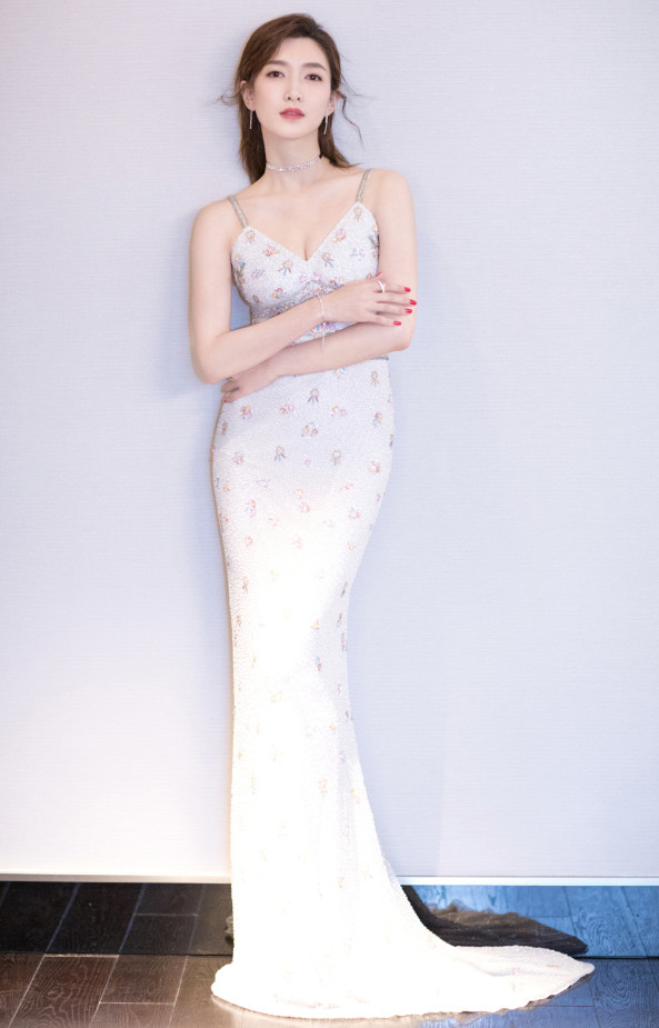 江疏影这造型有点失败，显的比萧敬腾还胖，笑起来也很有甜蜜感