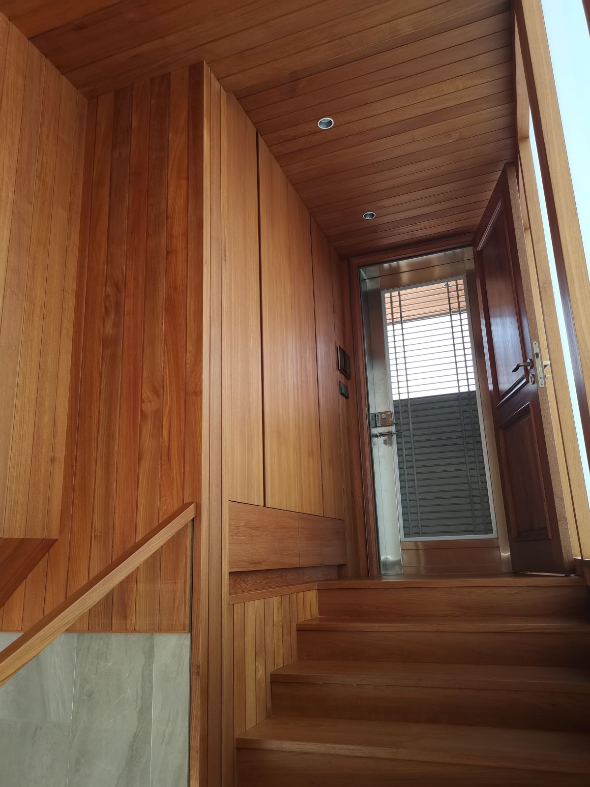 网红柚木介绍超亮眼惊艳的柚木楼梯设计介绍