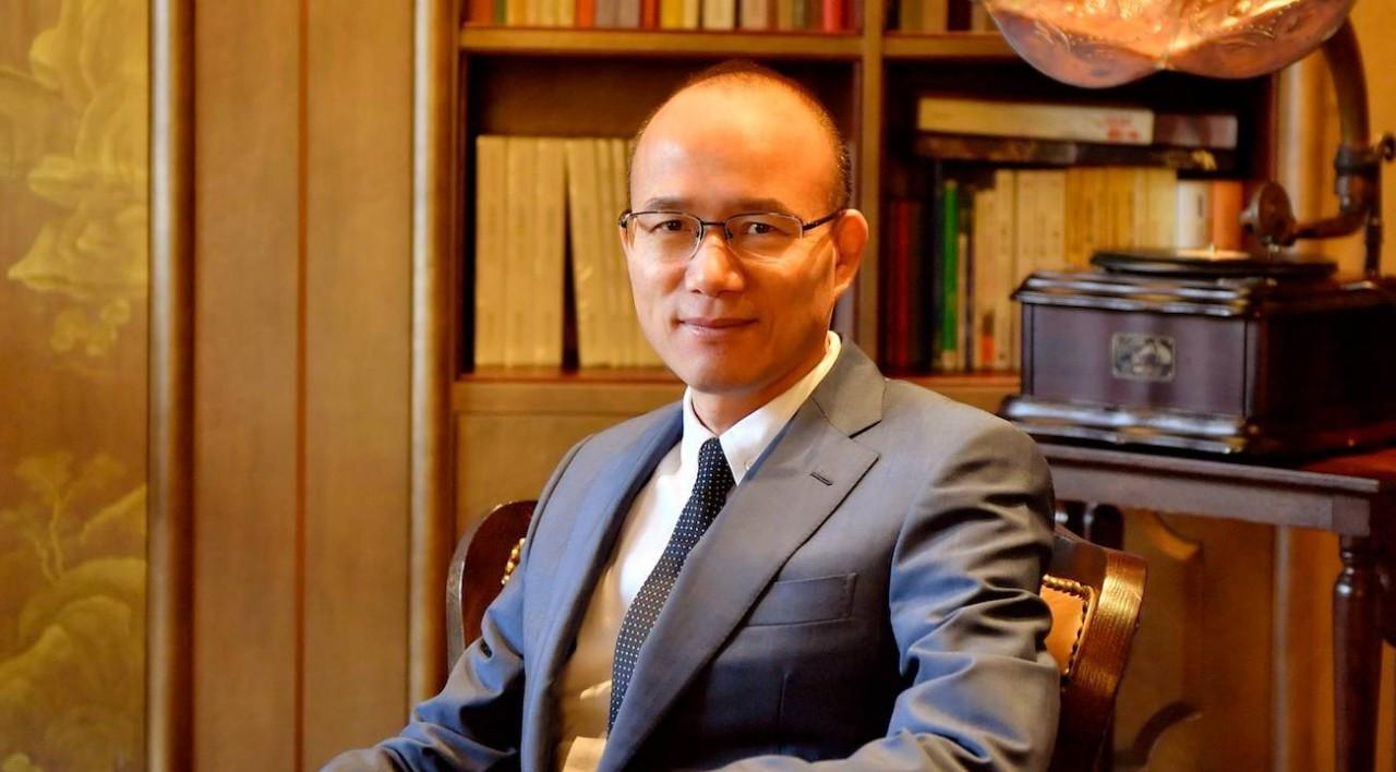 上海低调富豪：掌舵中国最强投资集团，农村出身却娶了知名女主持