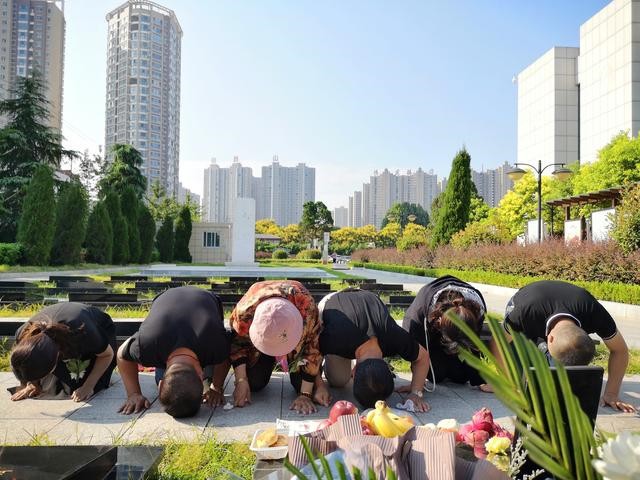 等了64年！弟弟携家人来烈士陵园看姐姐，年过古稀哭得却像个孩子