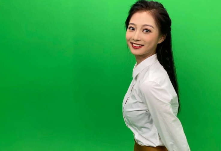 中传校花冯琳再次领诵，气质优雅彰显成熟，颇有董卿当年的风采