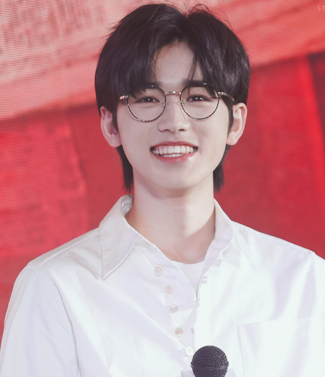 宋亚轩个人资料身高(180宋亚轩与173杨迪同框) - 散下步