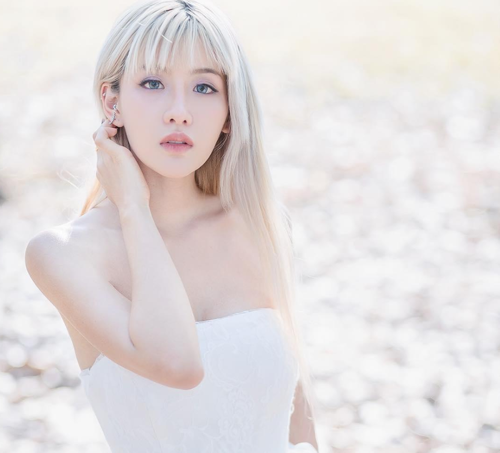 泰国"白发"甜妞 五彩的发型靓丽的时髦穿搭 轻松做个show girl