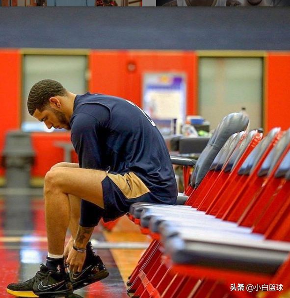 为什么nba打完球要冰敷(鲍尔晒双膝冰敷图片，开启高强度训练模式！离开湖人他却找到方向)