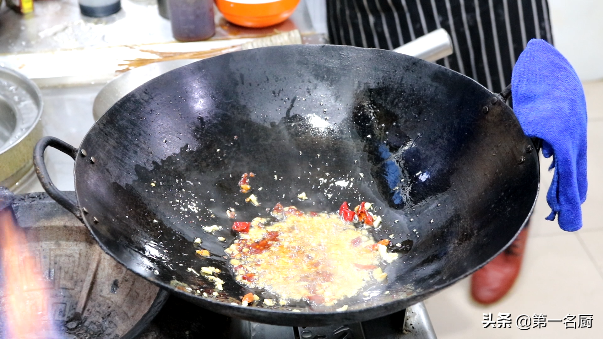 厨师长教你青椒炒鱿鱼的家常做法，鲜香嫩滑，回味无穷，先收藏了