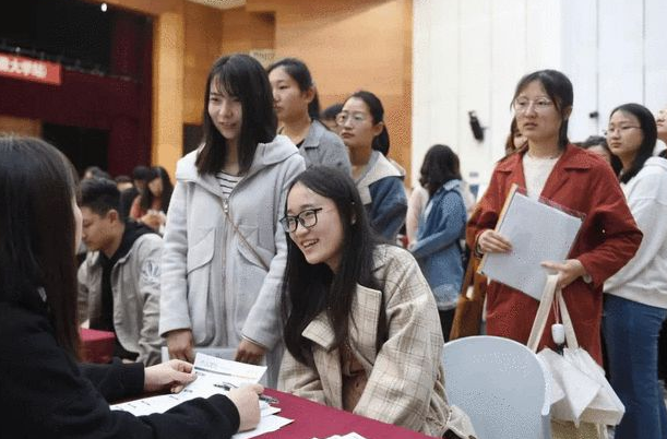 毕业后才发现，文科生最“吃香”的三类专业，过来人悔不当初