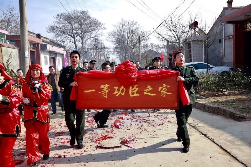 个人一等功待遇(这个政策好！现役荣立一等功，退伍后每月额外领2000元荣誉金)