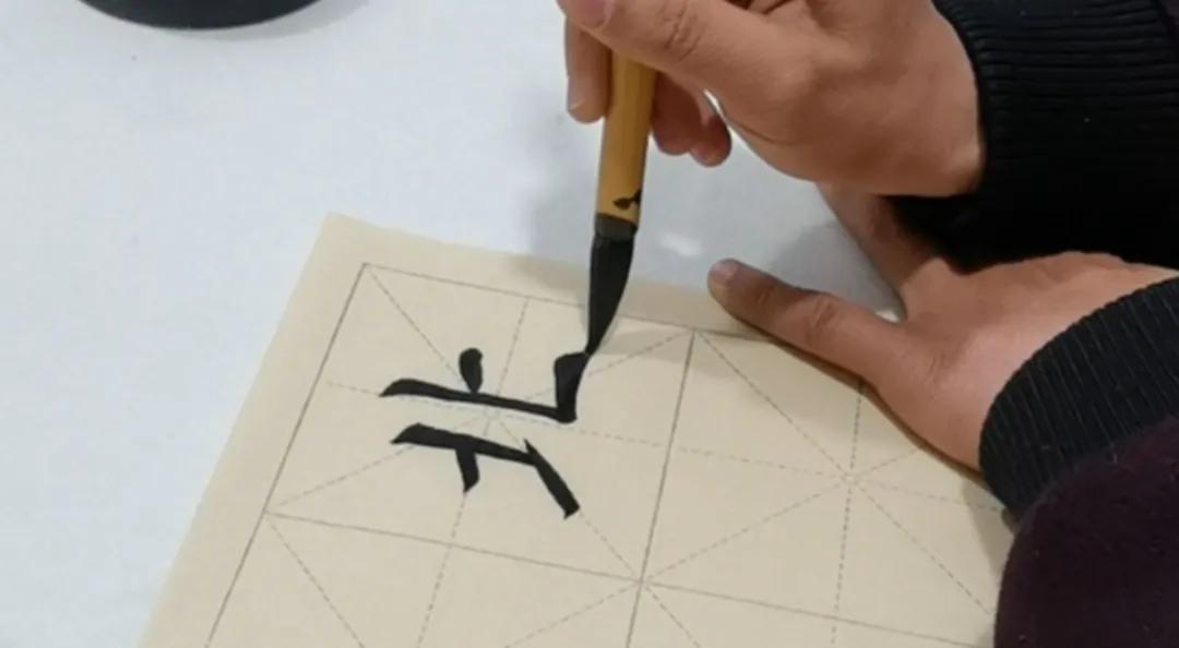 书法用什么毛笔好(初学毛笔字怎么学)-蔚蓝俏