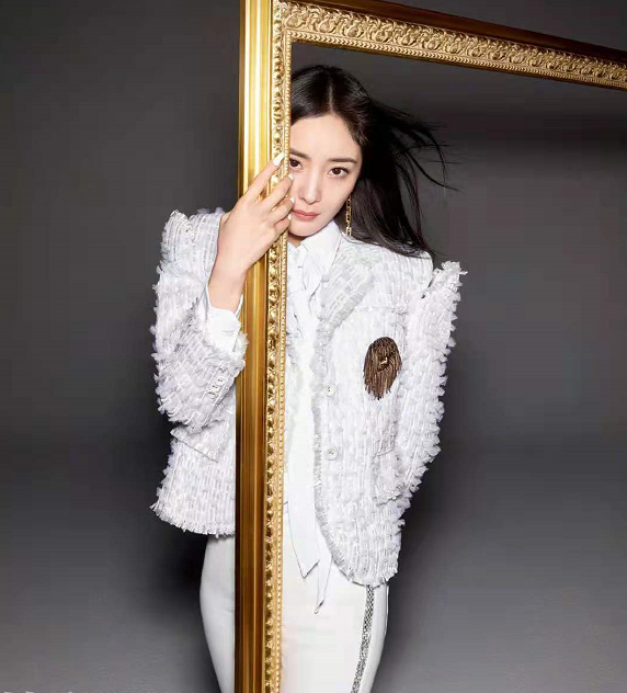 杨幂最新大片曝光!穿黑丝花式秀美腿性感又撩人,黑直长发型超美