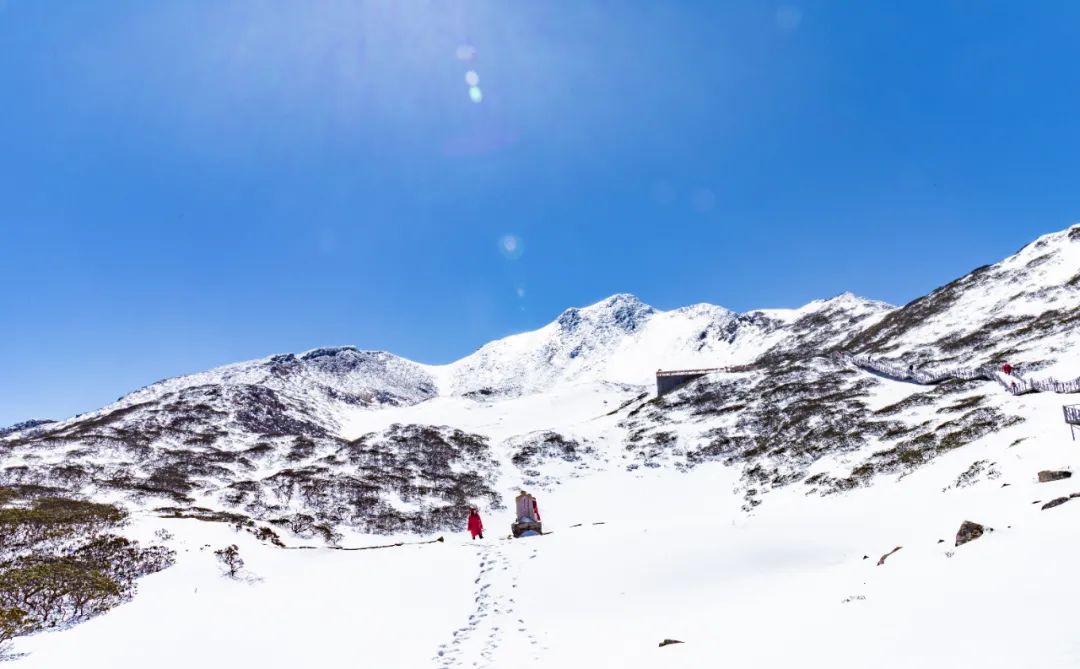大理的风花雪月｜冬走春来，海拔3900米的苍山上依然冰天雪地