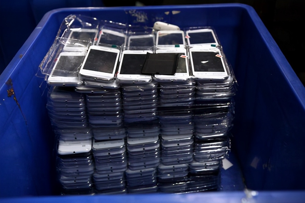 央视曝光预存话费送手机骗局，贪小利吃大亏，许多人却还在上当