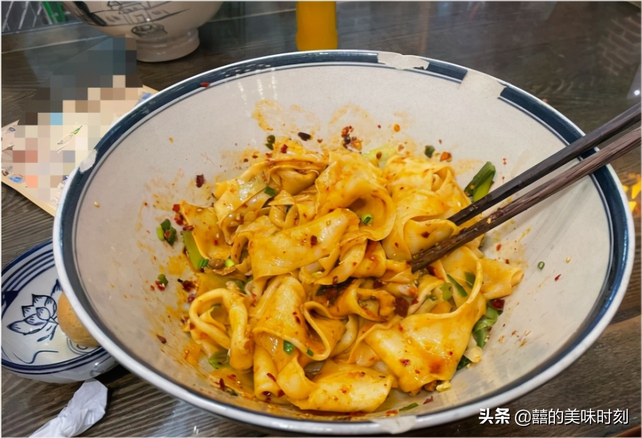 西安这碗面比脸盘子还大，每天都人山人海，客人却很不满意