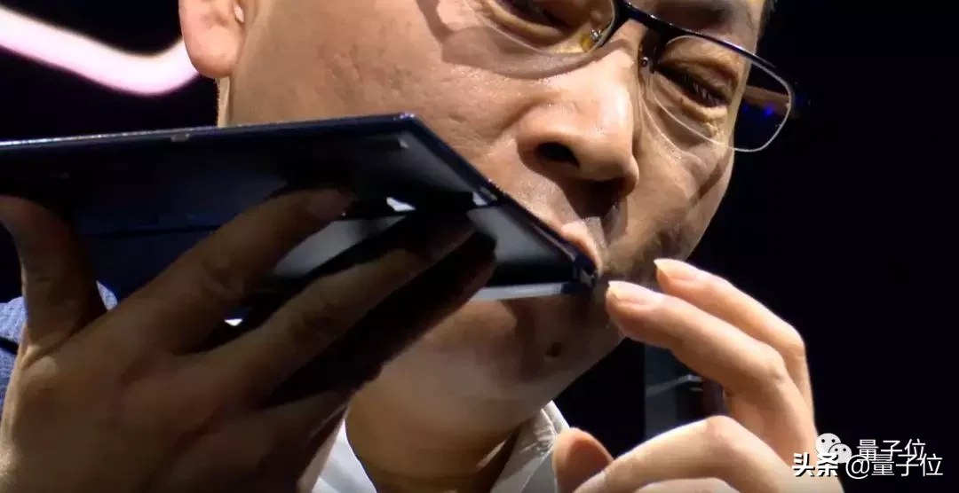 售价1万7!华为折叠屏手机发布:5G、完胜三星(但还不让摸)