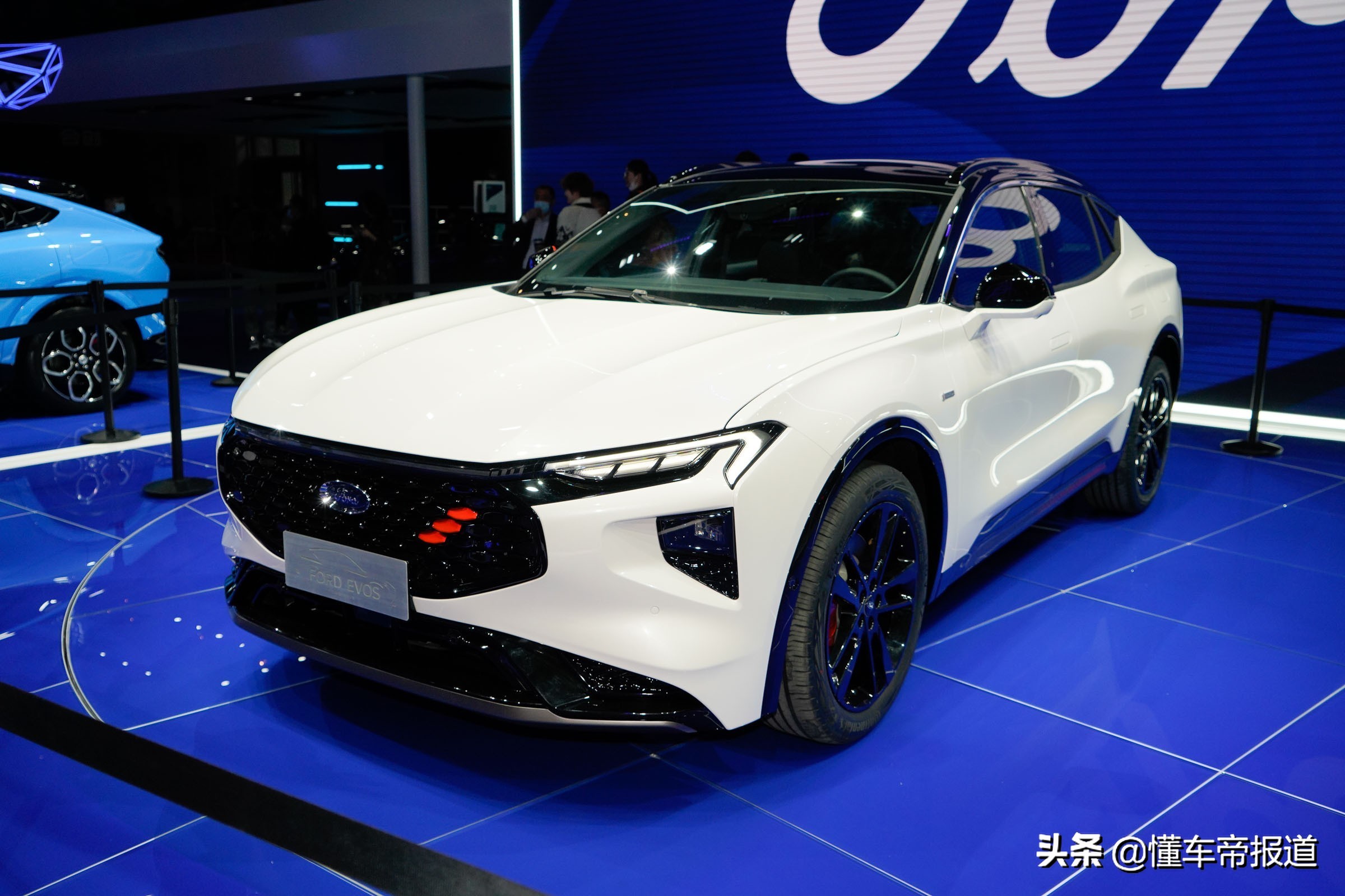 新车 </p><p>　　 回头率比肩跑车，内饰配“米级”大屏！福特EVOS开启盲订