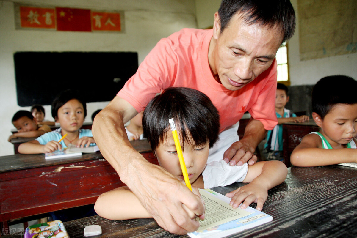 民辦教師待遇不輸公辦，年薪20萬起，提供住宿
