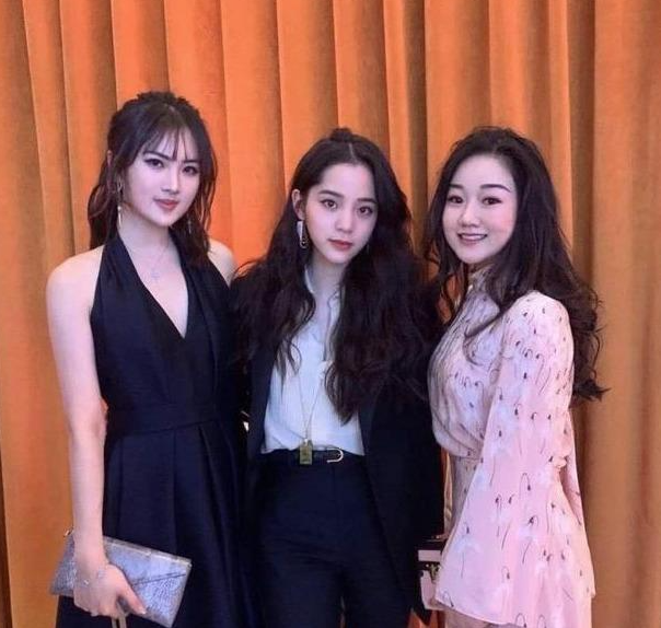 何超欣考上清华研究生，王文也晒恋爱高甜，映射出名媛们的小时代