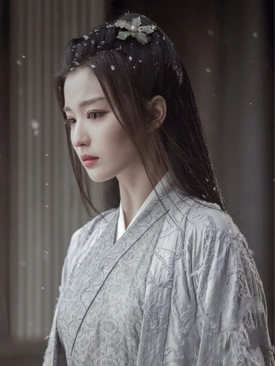颜值秘密藏于鼻梁：高挺与小巧，哪个更胜一筹？