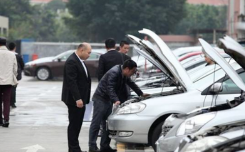 父亲是千万富豪，为让孩子吃苦，伪装成穷人，孩子得知后性情大变