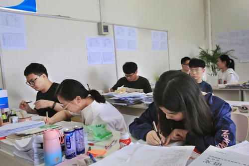 天津高考英语，第一次考试推迟，网友：心疼这届高三学生