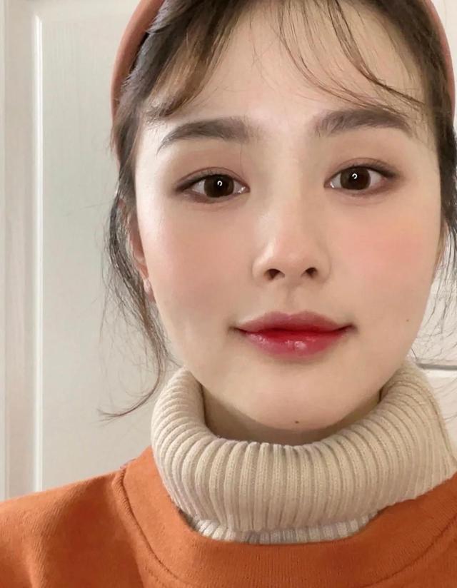粉底別直接“上臉”涂，學會這幾個技巧，妝容服帖又自然