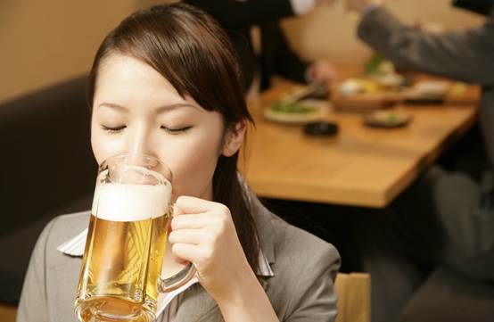 ktv陪酒女生那么多,最后都嫁给了谁?3位职业女陪说出经历