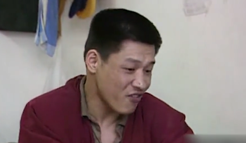 湖南妹子意外怀孕产子，残疾爸爸每月60元都不给，感人的纪录片