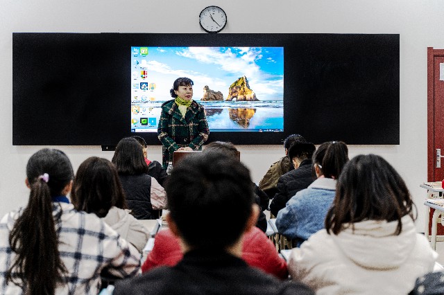 于改荣：升学+就业，是职业高中最大的特点