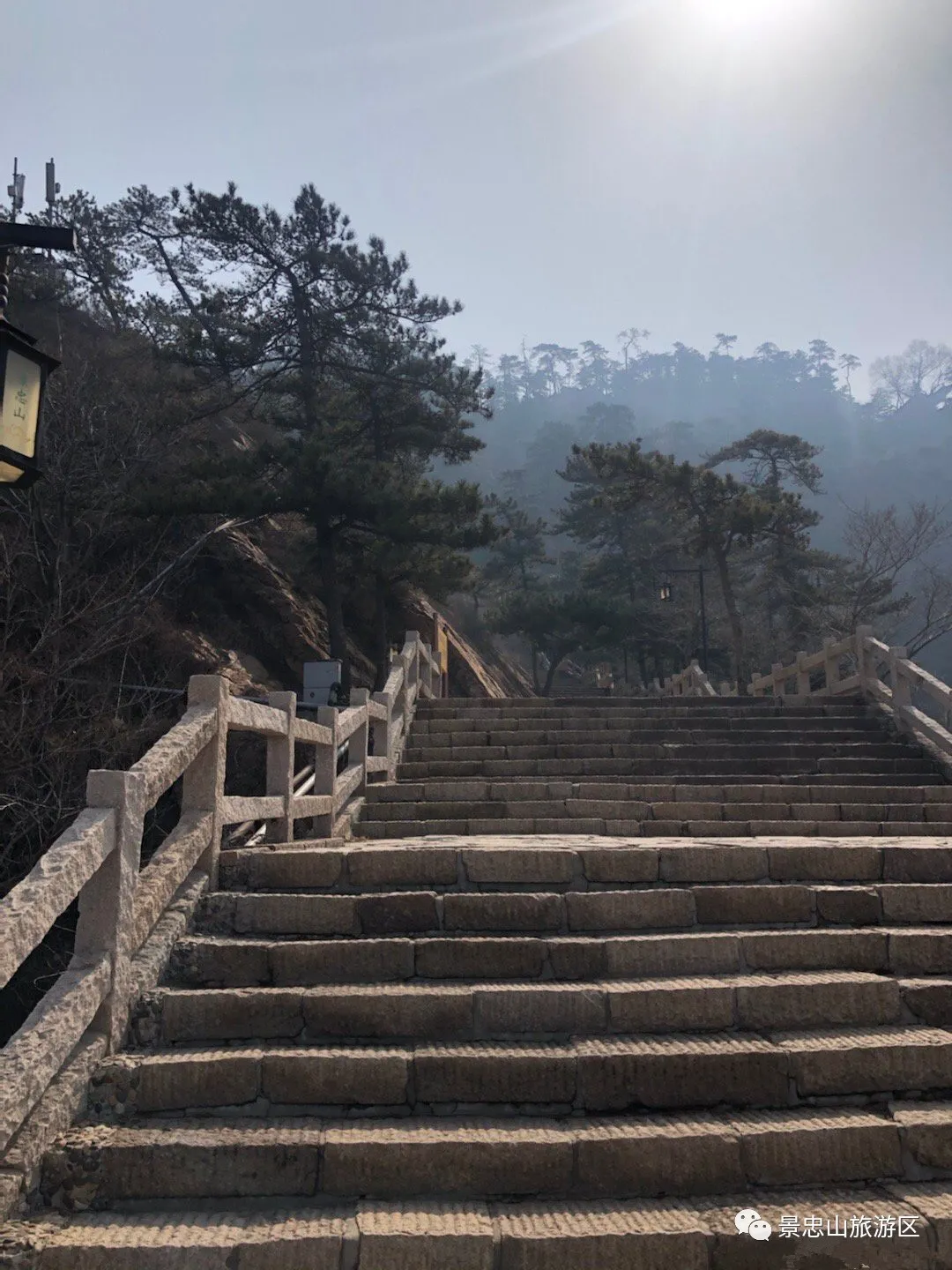 冬日里的太阳温暖山间小路！