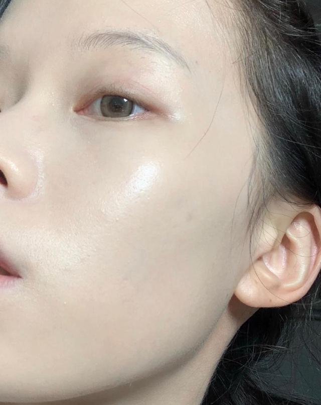 粉底別直接“上臉”涂，學會這幾個技巧，妝容服帖又自然