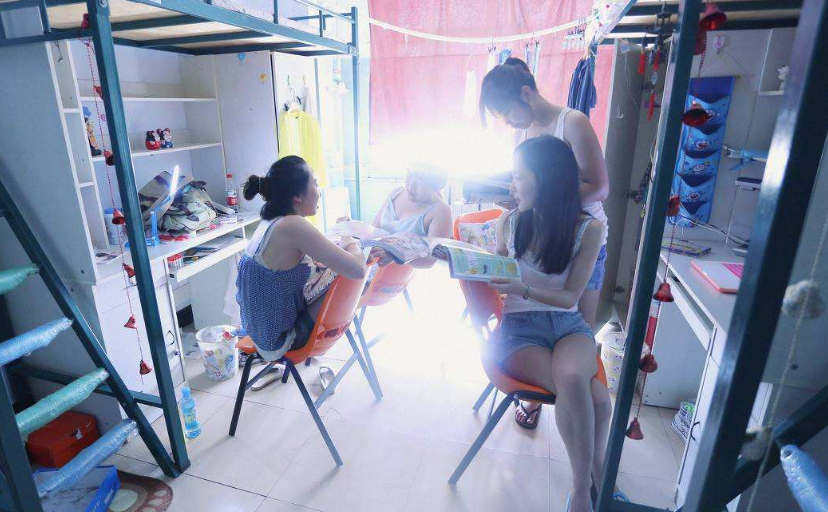 大学女生宿舍六个人五个群，为何总是“战火”不断？男生：好可怕
