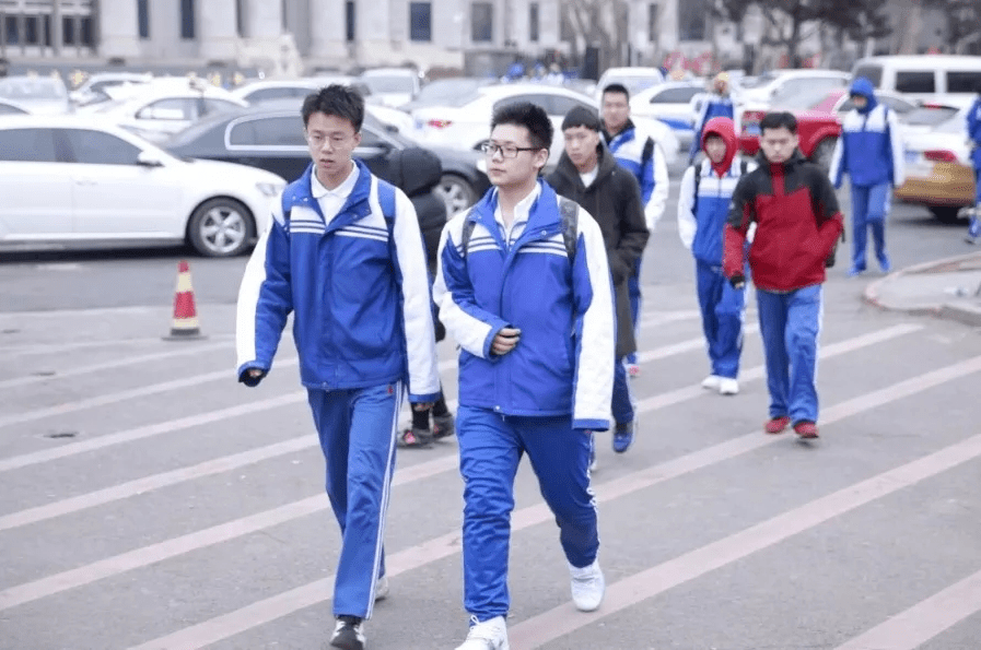 中学生的迷惑行为，四季都热衷春秋款校服，“夏捂冬冻”令人不解