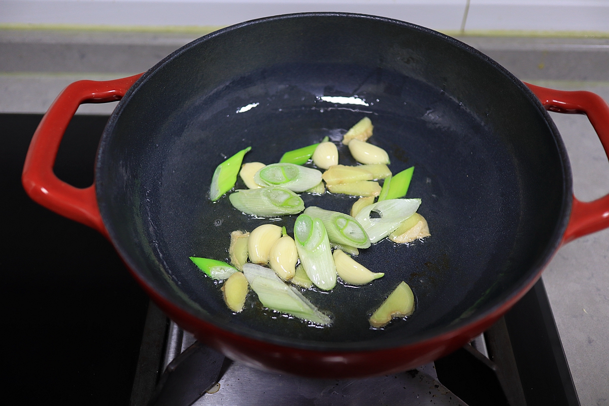 这锅排骨乱炖特适合秋冬，浓香入味料真多，一锅抵4菜真带劲