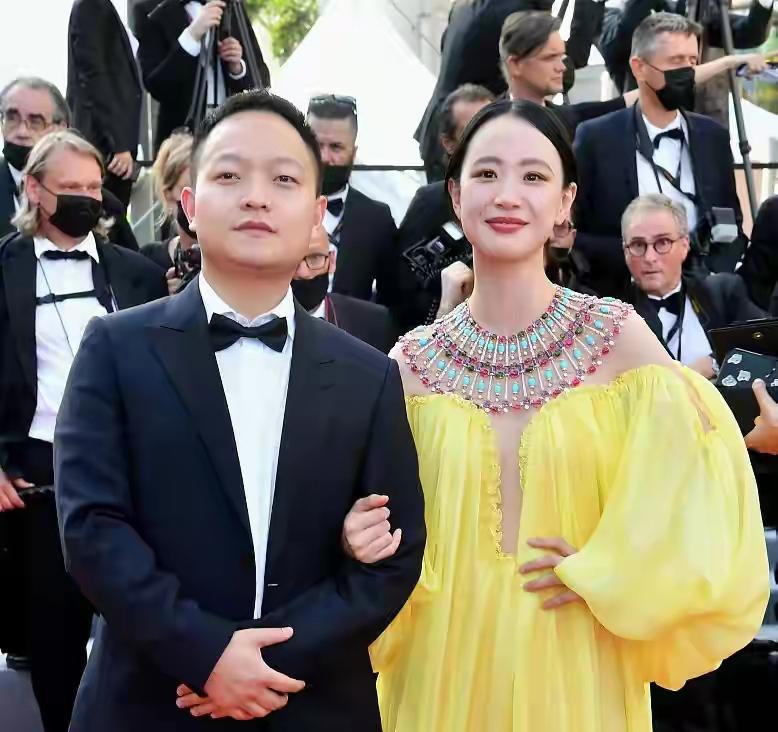 10位戛纳红毯上的国内女星：有人手握作品艳压，有人蹭拍走光出丑