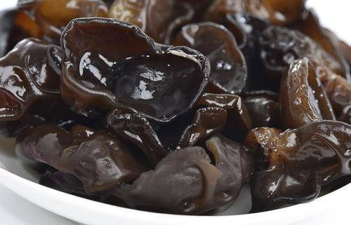 木耳泡好了隔夜能吃吗(泡发后隔夜的木耳尽快扔,小心食物中毒)