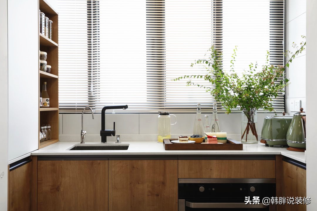 四口之家的96㎡新房，电视墙改造成书柜，双胞胎女儿房是最大亮点
