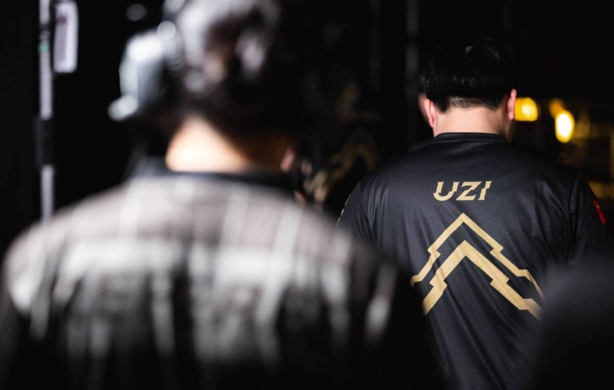 UZI平安夜送女友神秘礼物，奥咪咪拆开包装：是钢铁直男无疑了