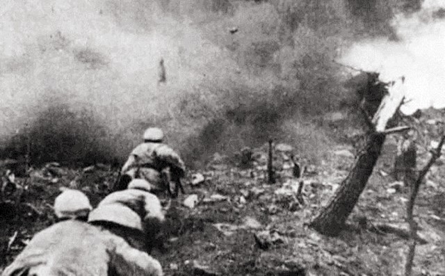 1982年几位陌生人到访工厂，找到一位53岁工人：你父亲是开国元勋