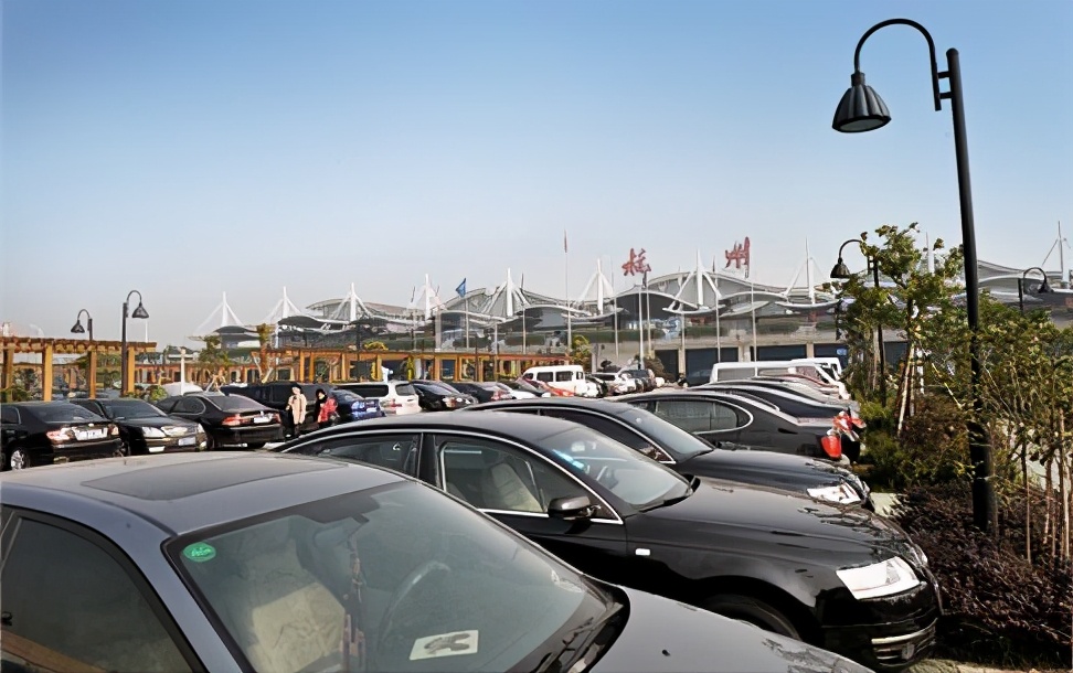 杭州萧山国际机场停车场收费标准，在机场停车一天到底要花多少钱