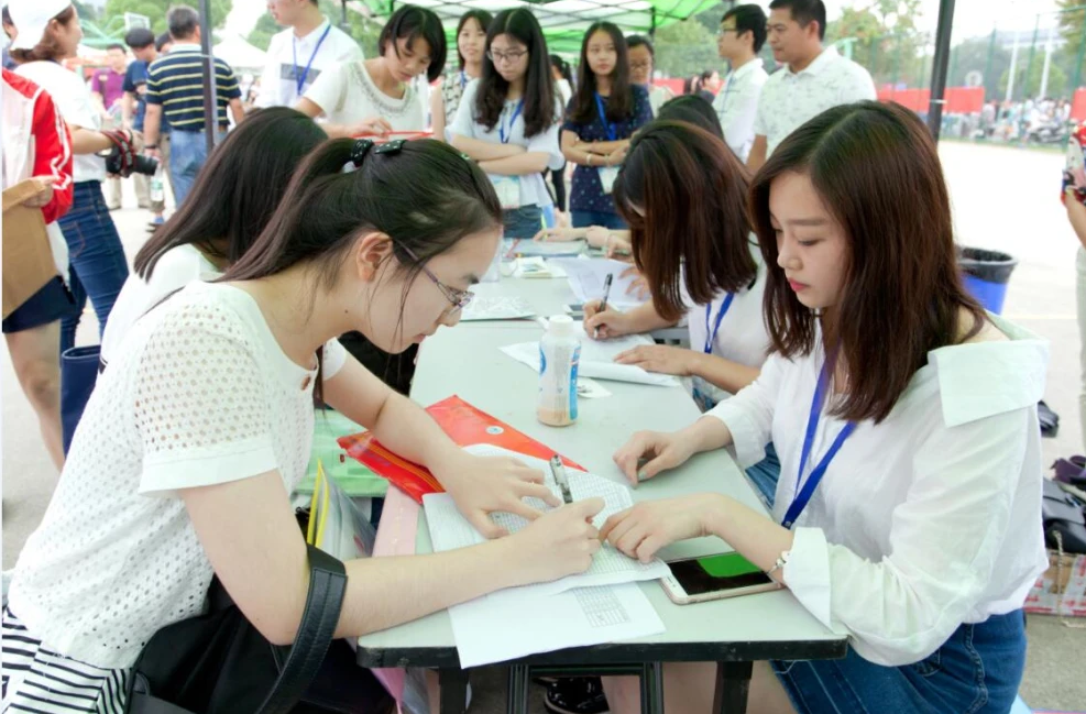 有种读研难叫“考得上念不起”，学费对考生是道坎，只能绕道走