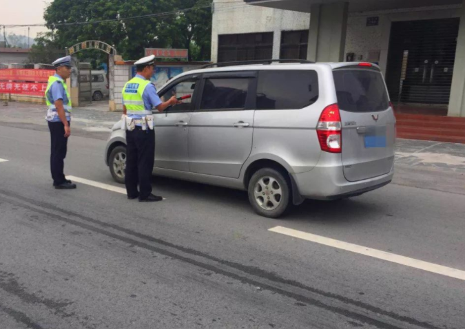 面包车拉两箱水果罚200，车主：拉人拉货都不行，还能装啥？