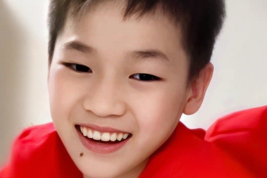 全红婵太可爱了，“炸毛”发型重现！备受跳水队宠爱，合影站C位