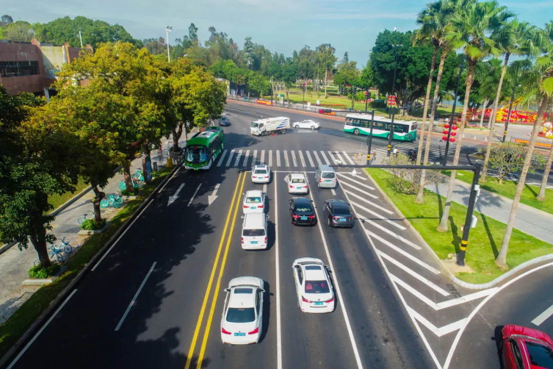 导流线的主要形式为一个或几个根据路口地形设置的白色v形线或斜纹线