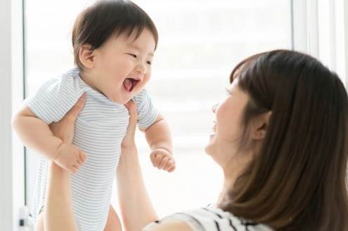 小婴儿幼时的“调皮举动”，是对妈妈释放爱意信号，希望你没忽视