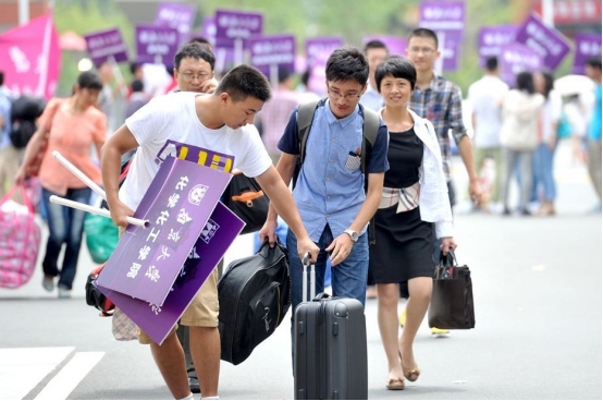 国内最早迈进冬天的本科大学，10月1就要穿棉裤，学生根本扛不住