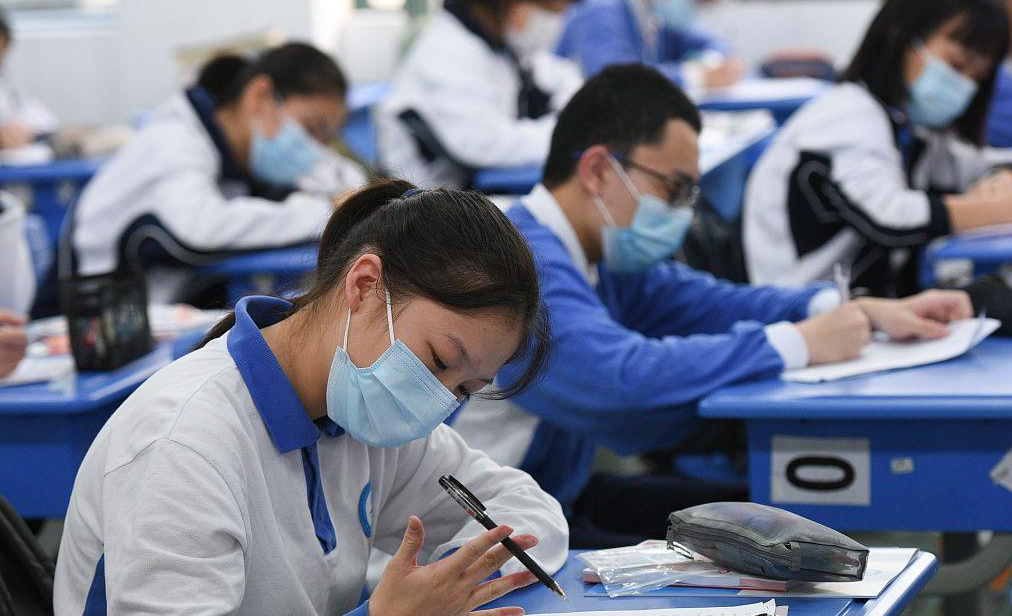 高考500分竟“无缘本科”，文理分数线相差100分，文科比理科简单